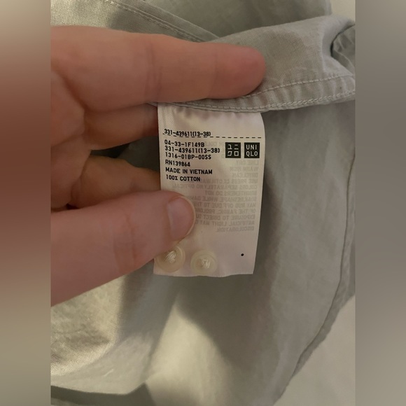 Uni Qlo Men’s Button Up Dress Shirt (L) - Picture 6 of 8